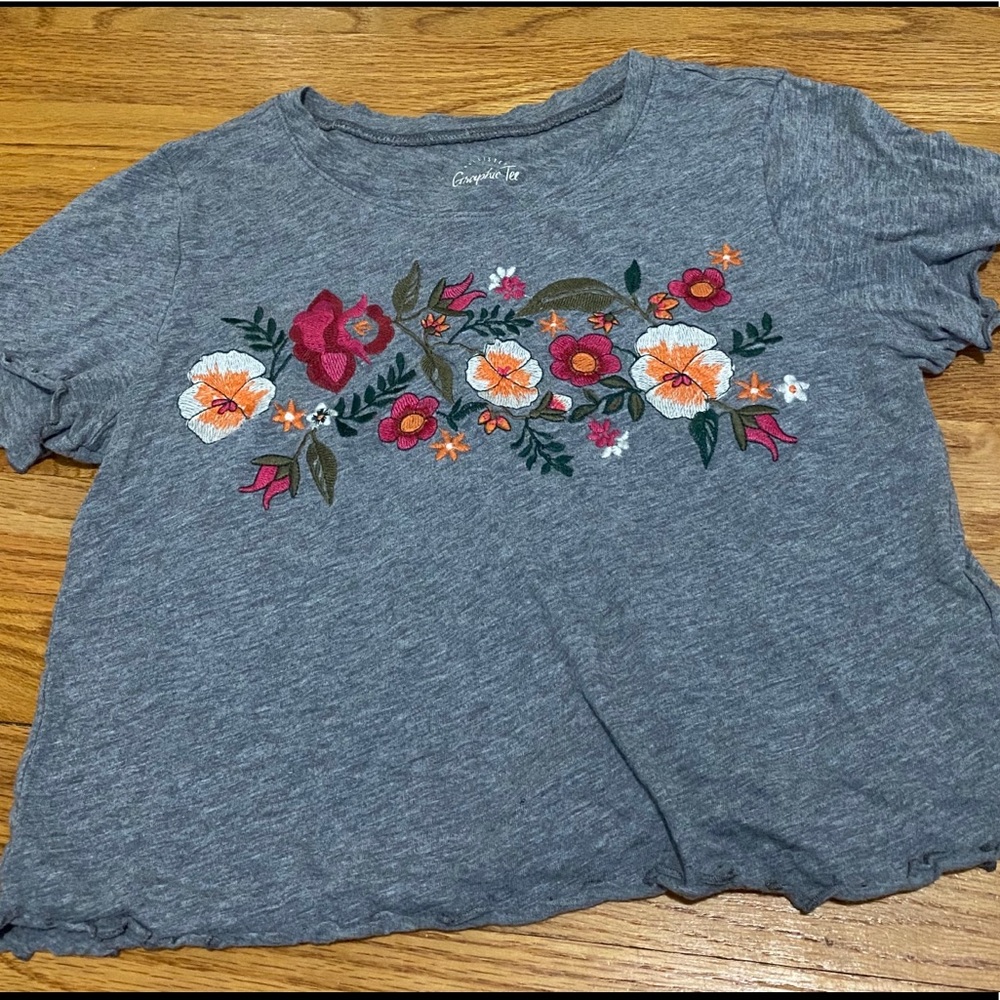 Grey embroidered cropped tee